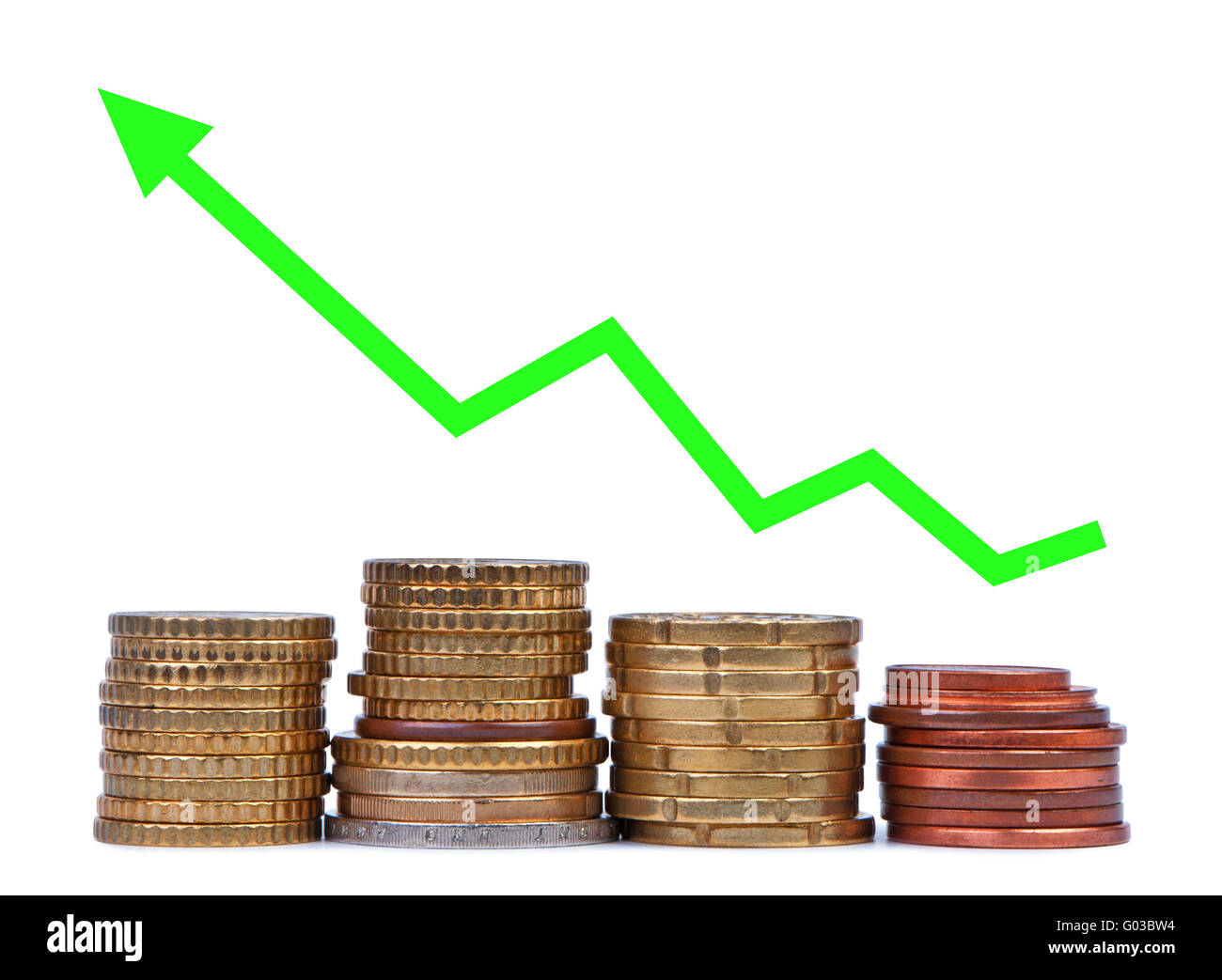 Stapel von Münzen mit Pfeil isoliert auf weißem Hintergrund. Stockfoto