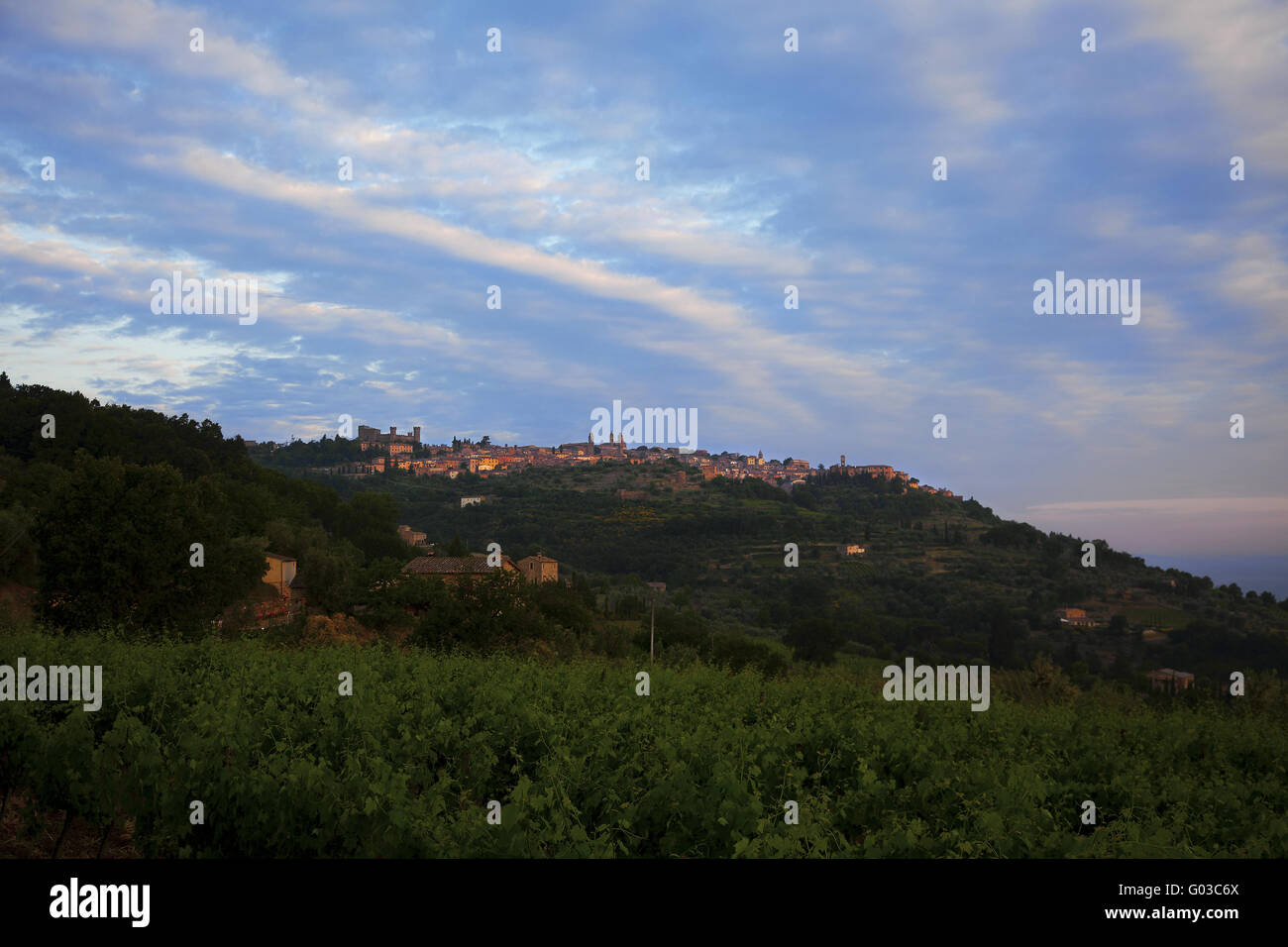die berühmte Weinstadt Montalcino, Toskana, Italien Stockfoto