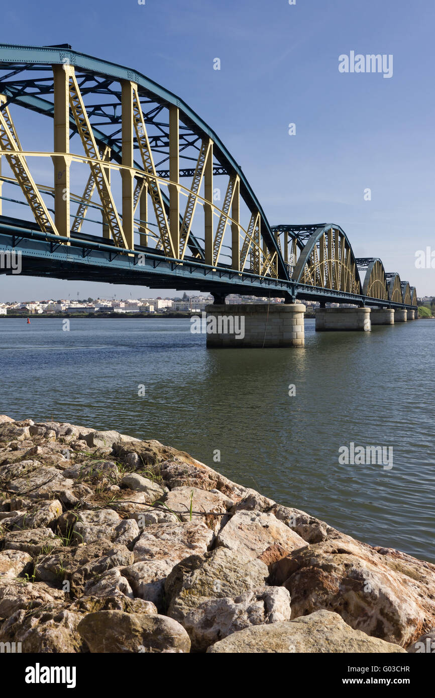 Eisenbahnbrücke über den Rio Arade in Portimao Stockfoto