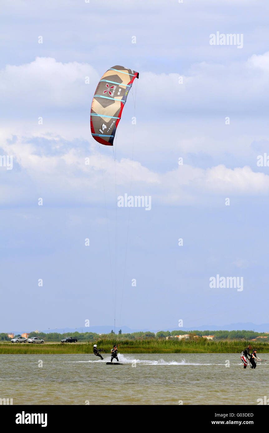 Kitesurfer auf dem Lac Etang du Beauduc, Frankreich Stockfoto