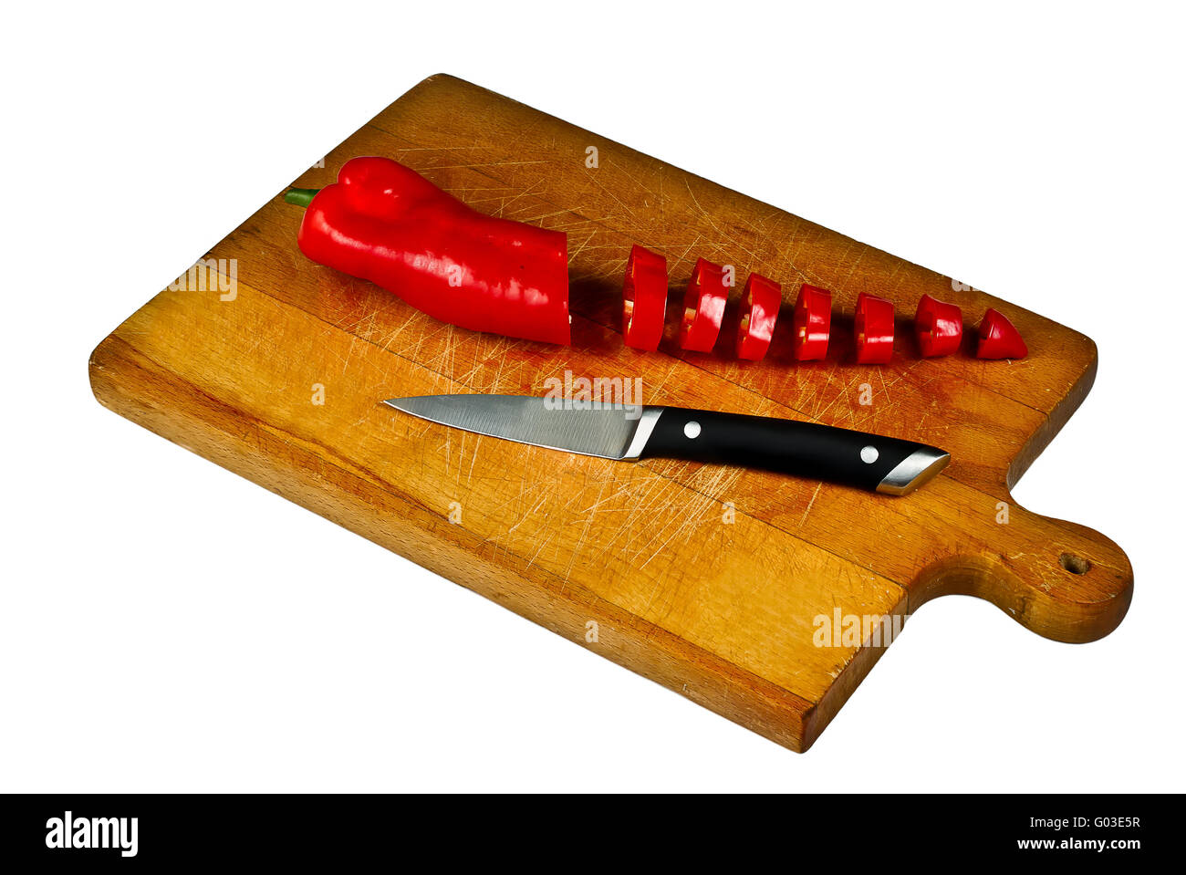 In Scheiben geschnittene Paprika und Messer auf Schneidebrett Stockfoto