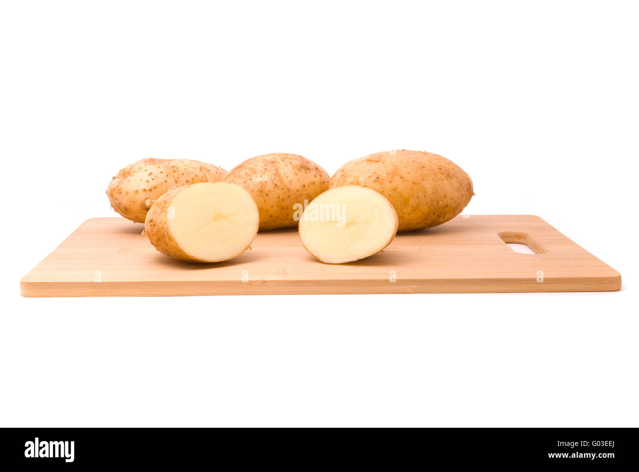 Frische Kartoffeln an Bord auf einem weißen Hintergrund Stockfoto