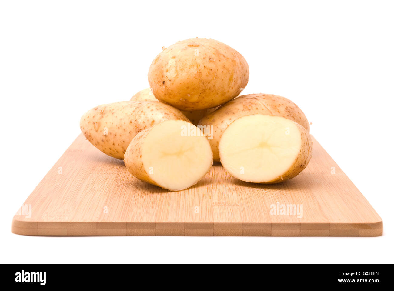 Frische Kartoffeln mit Brett auf einem weißen Hintergrund Stockfoto