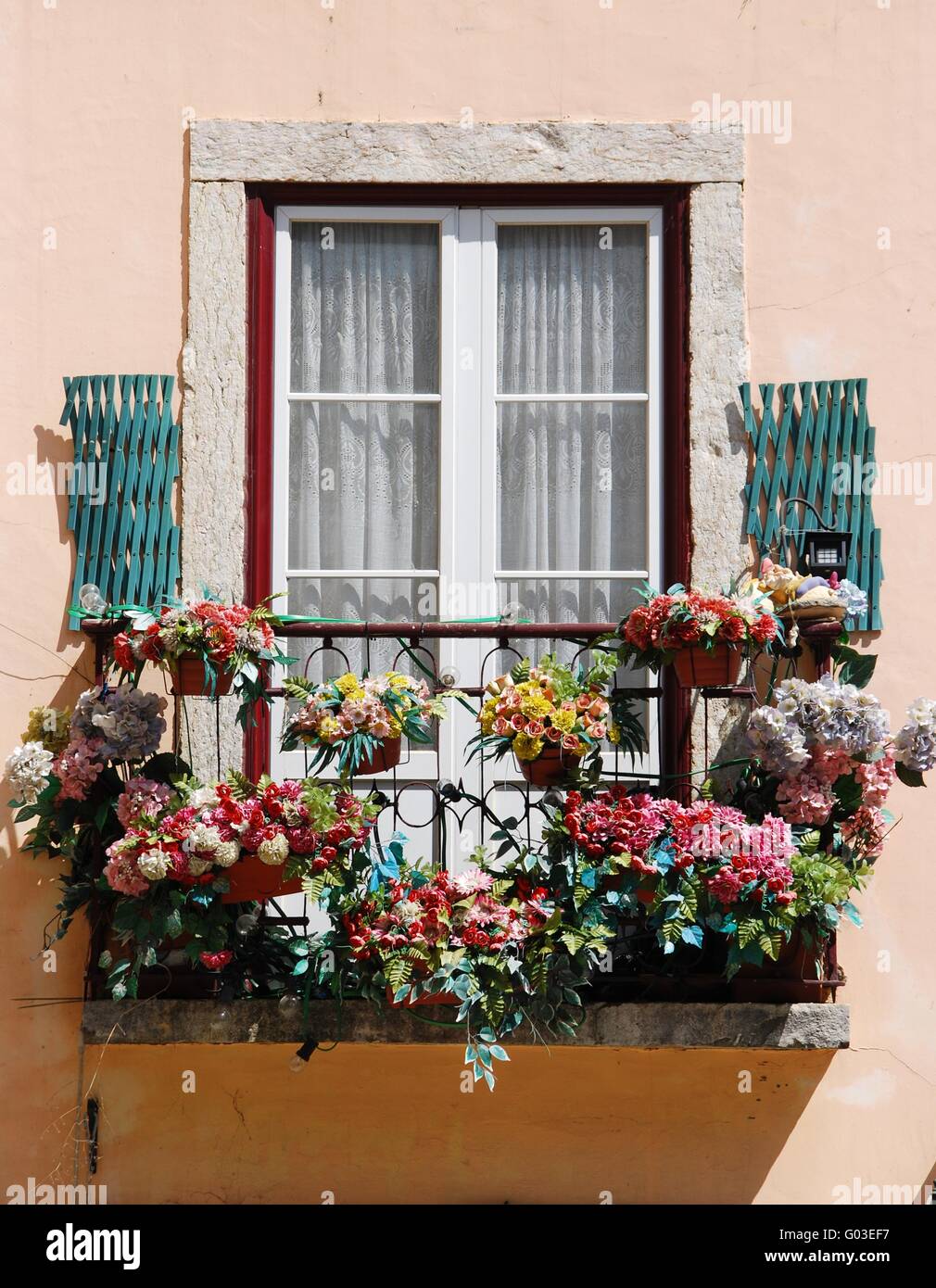 typische Balkon eine Wohn-Fenster Gebäude mit Blumen in Lissabon Stockfoto