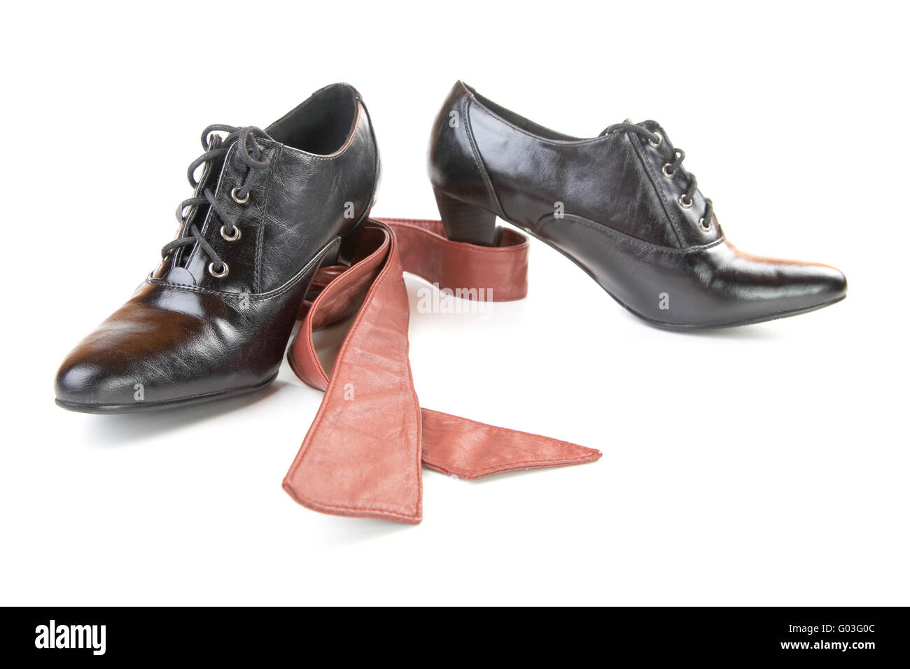 Schwarze Frauen Schuhe und Ledergürtel isoliert Stockfoto