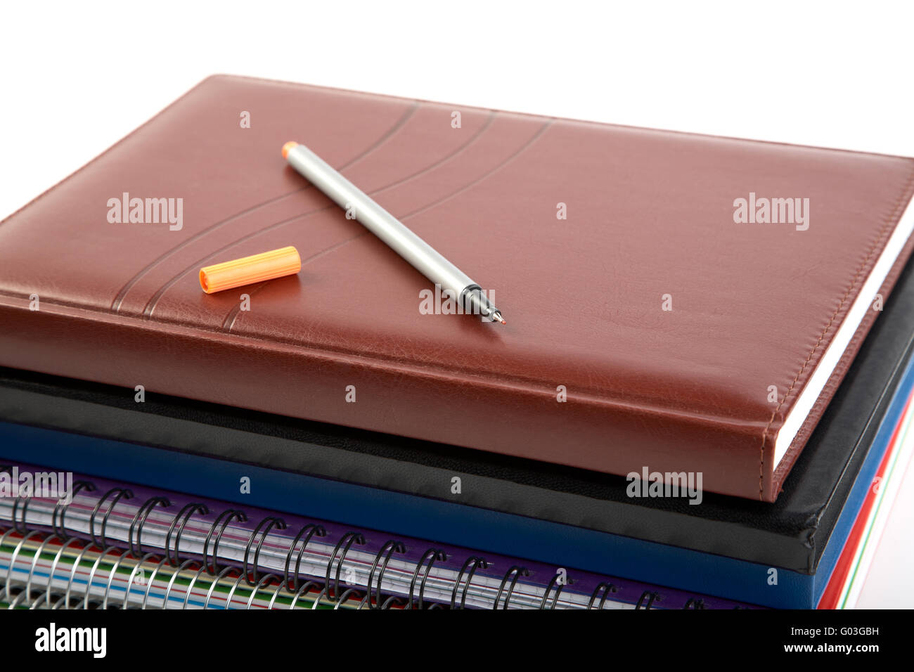 Filzstift auf einen Haufen Bücher schreiben und Organisatoren Stockfoto