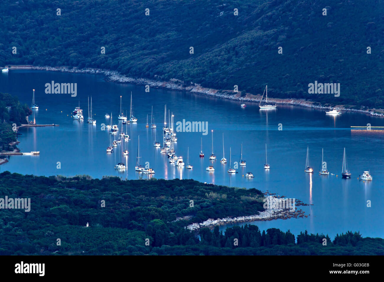 Insel Ilovik sichere nautische Hafen in der Abenddämmerung Stockfoto