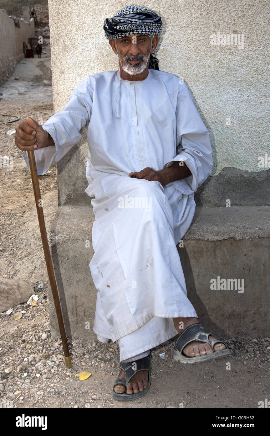 Omanische Greis mit einem Stock, Ashab, Sultanat von Oma Stockfoto