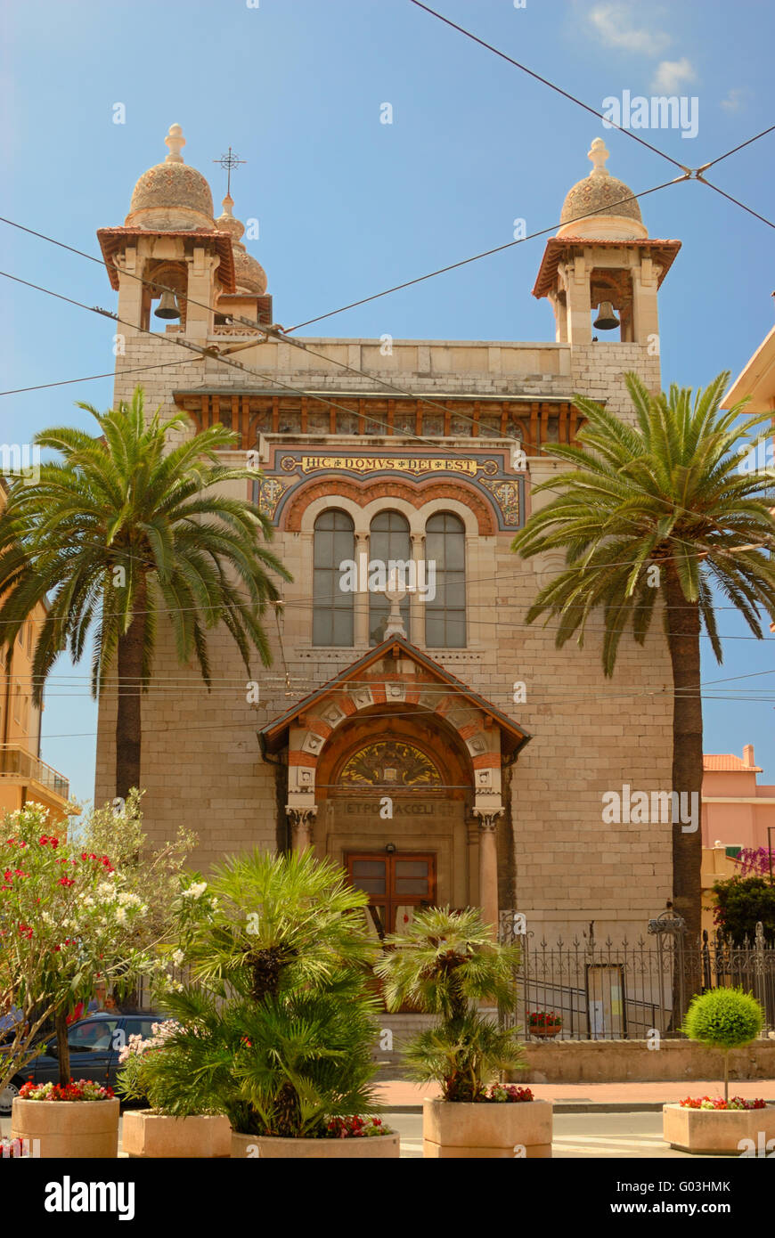 Katholische Kirche auf der Straße der Stadt am Mittelmeer Stockfoto