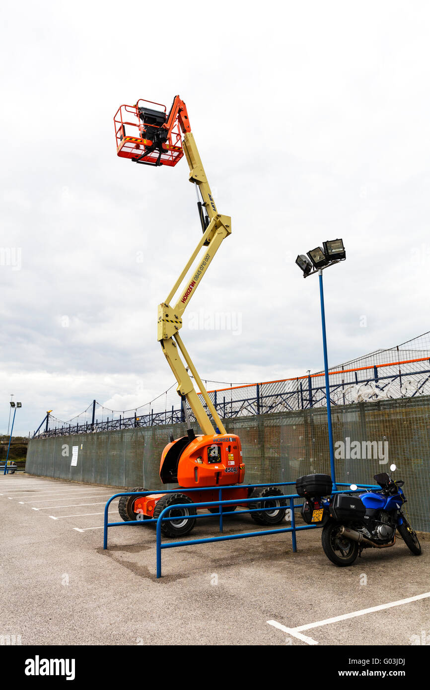 Horizont JLG Aufzug Hubarbeitsbühne Maschine für das Erreichen hoher stellt sicher UK England Stockfoto