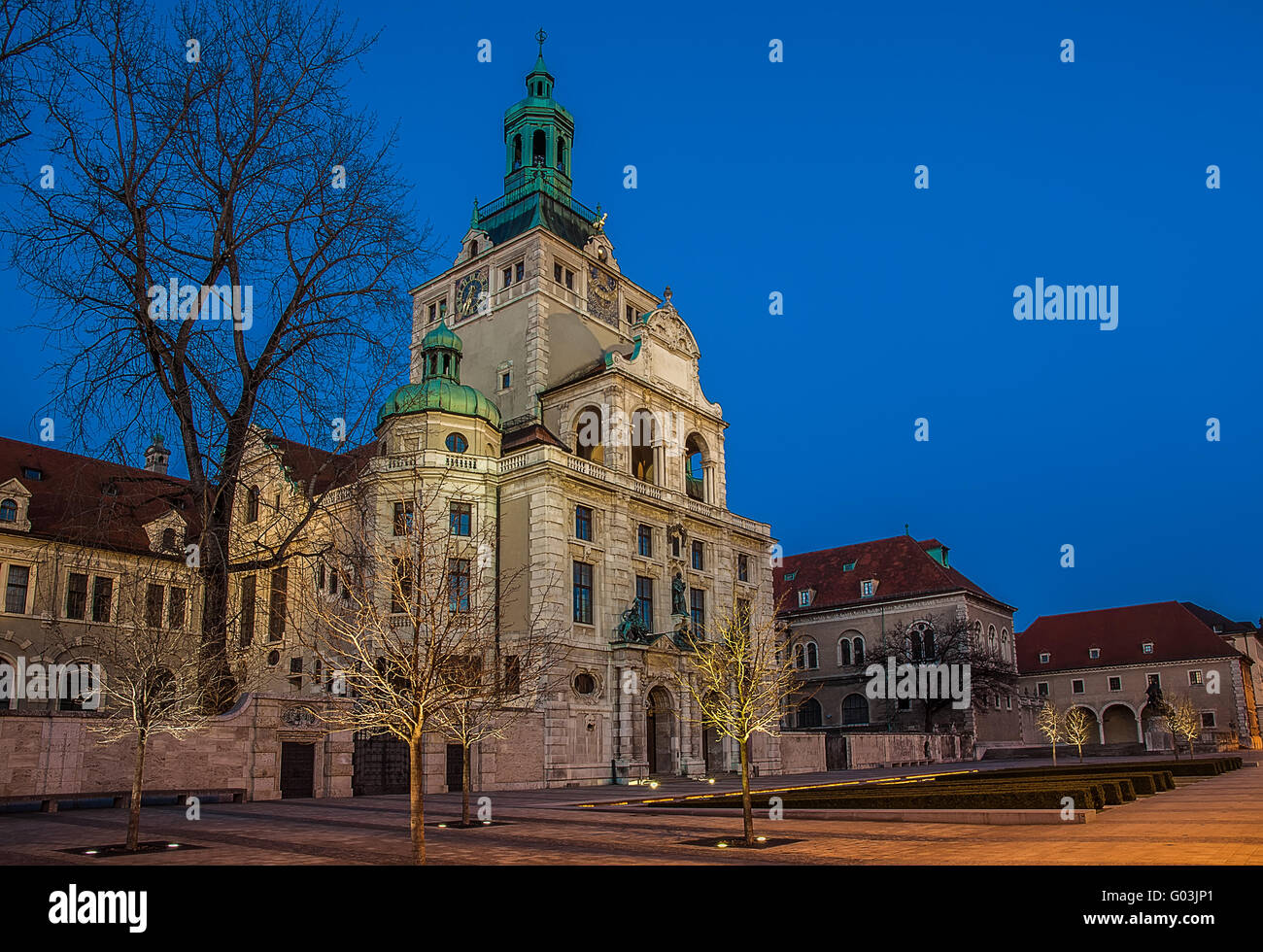 Bayerischen Nationalmuseum mit Vorplatz Stockfoto