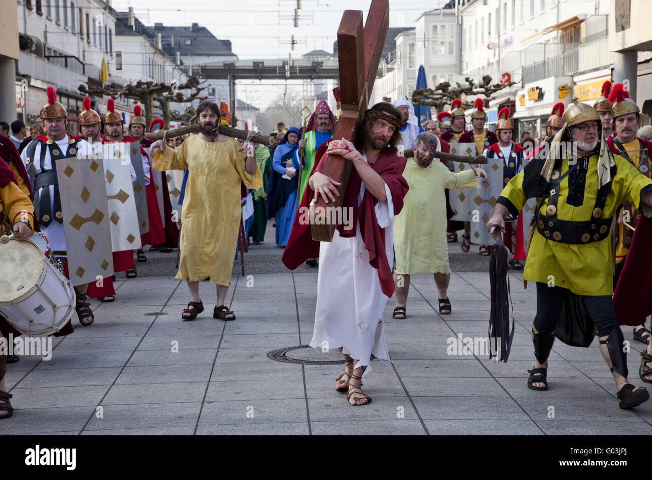 Jesus trägt sein Kreuz Stockfoto