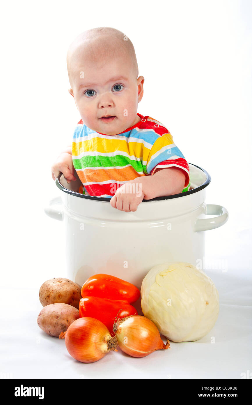 Baby-Sitter in den großen Topf mit Gemüse. Stockfoto