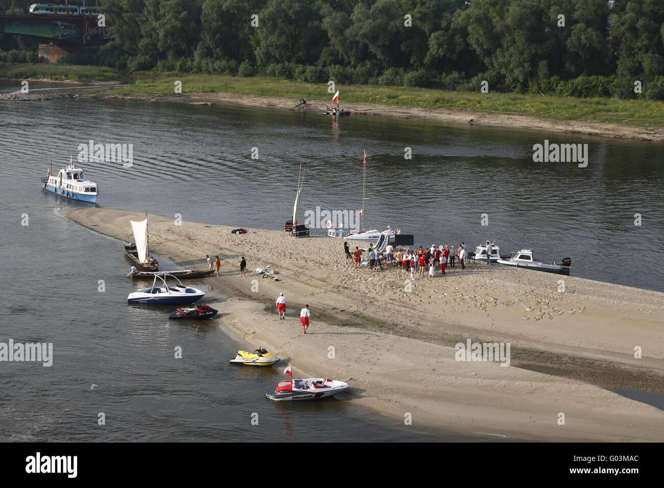 Fußball-Fans auf der Weichsel Insel während der Euro 2012 Polen-Griechenland-Eröffnungsspiel. Eröffnungstag der 2012 UEFA Europea Stockfoto