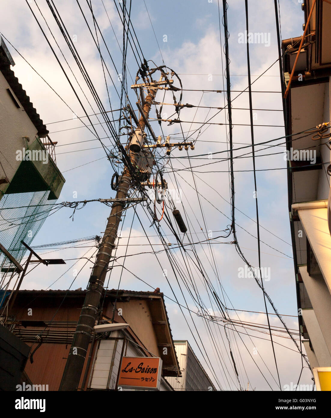 Chaotisch Overhead Stromkabeln in Japan Stockfoto