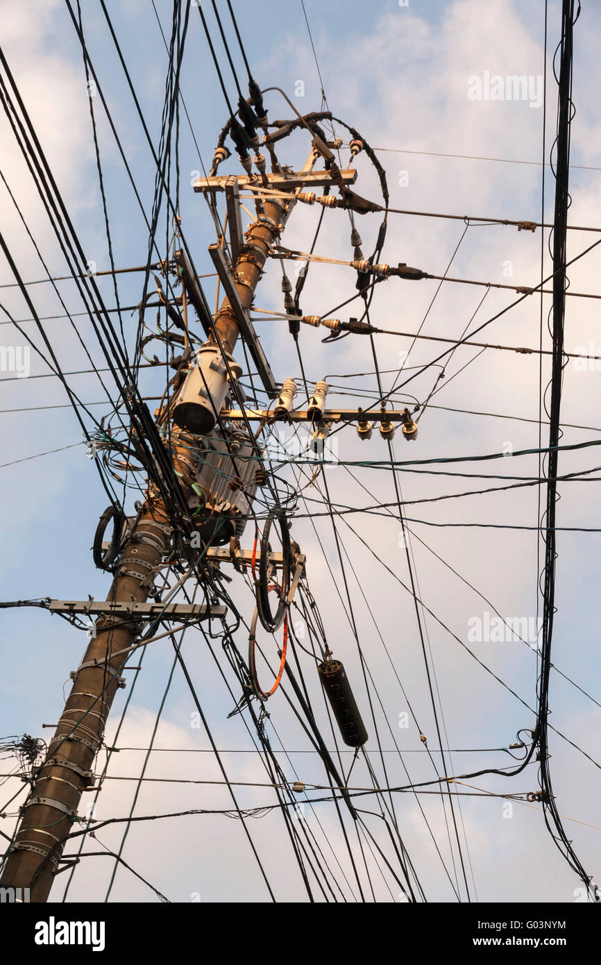 Chaotisch Overhead Stromkabeln in Japan Stockfoto