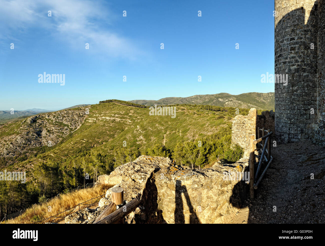 Draufsicht von der alten Burg in die Berge. Alcala de Xivert in Spanien. Stockfoto