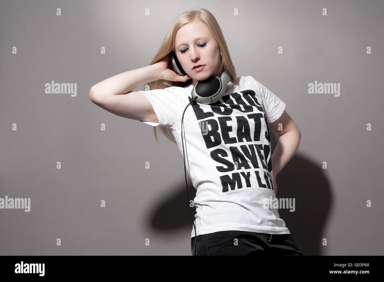 Junge Frau mit Kopfhörern und bedrucktes T-shirt Stockfoto