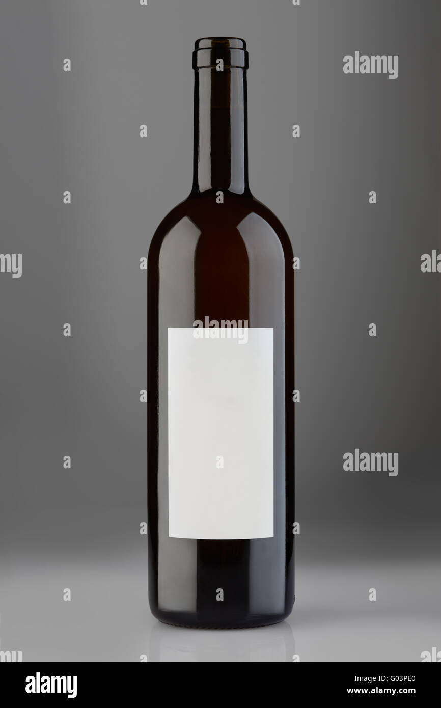 Flasche Rotwein mit leere Beschriftung auf grauem Hintergrund geöffnet Stockfoto