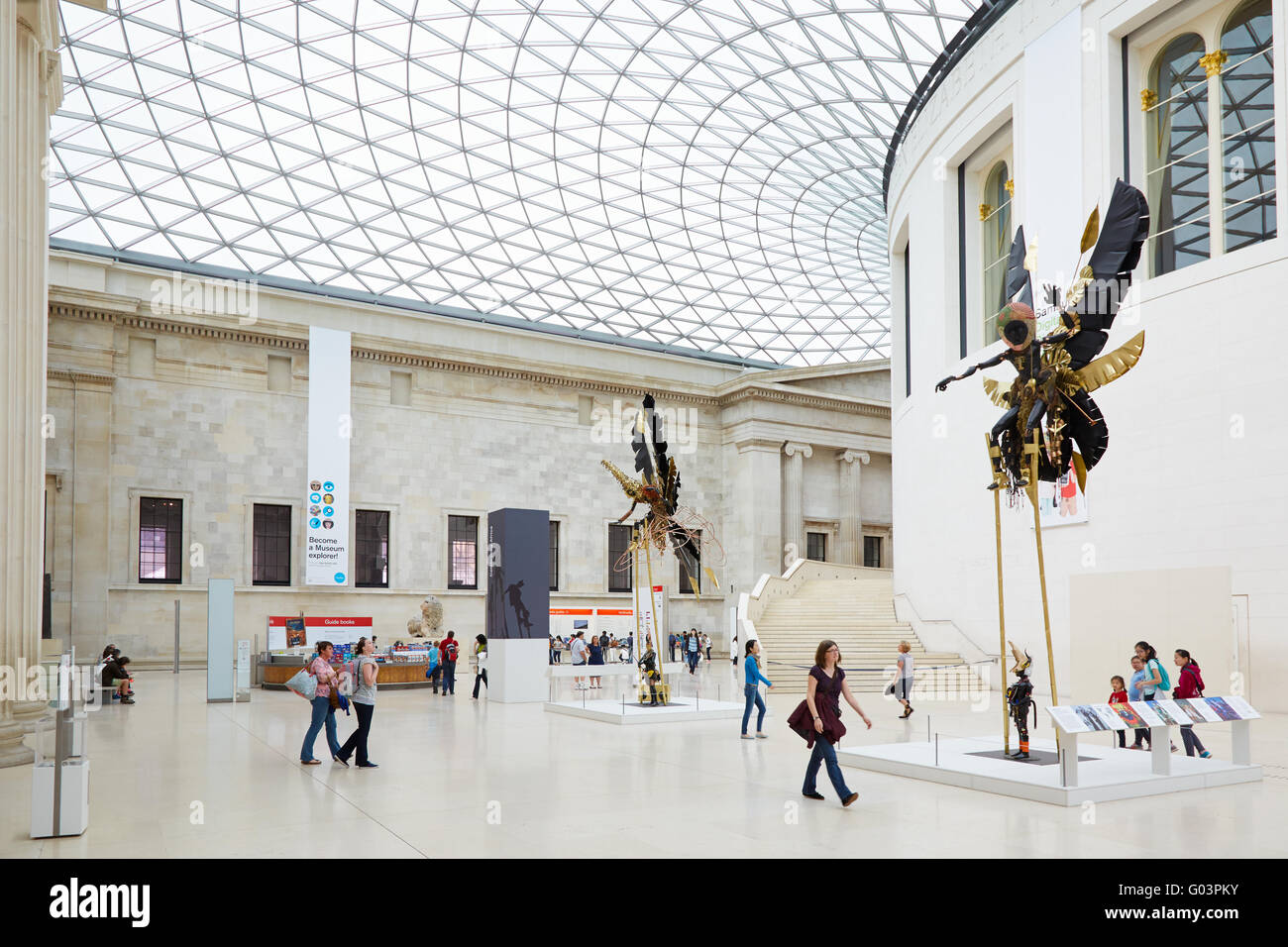 British Museum große innere, Menschen und Besucher in London Stockfoto