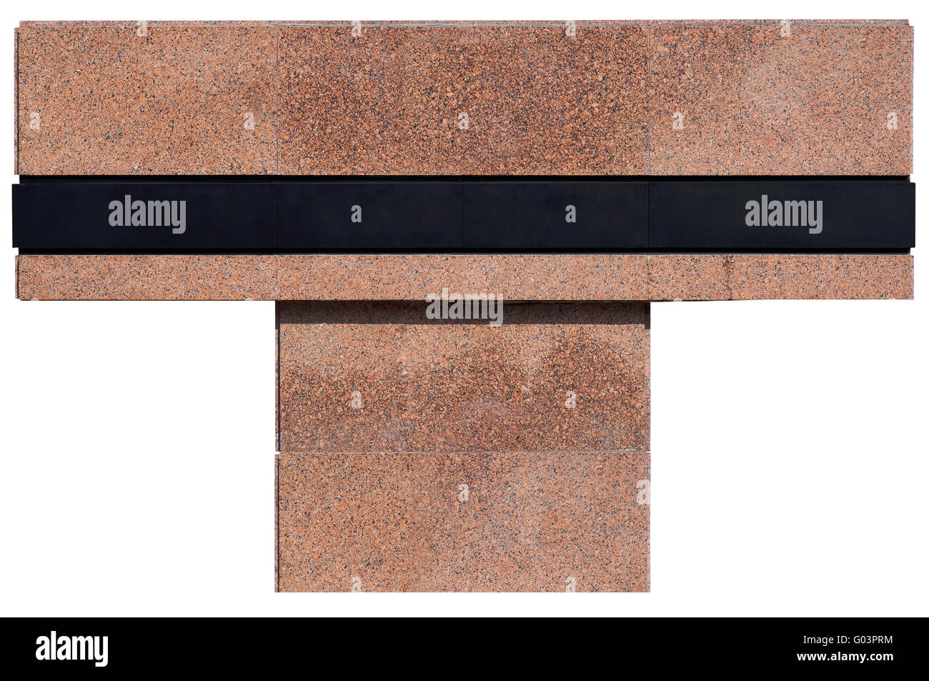 Kein Name-Denkmal aus rotem Granit ist unter einem Kreuz stilisiert. Auf einem Stein ist ein schwarzer Metallstreifen für ein Epitaph. Isolieren Stockfoto