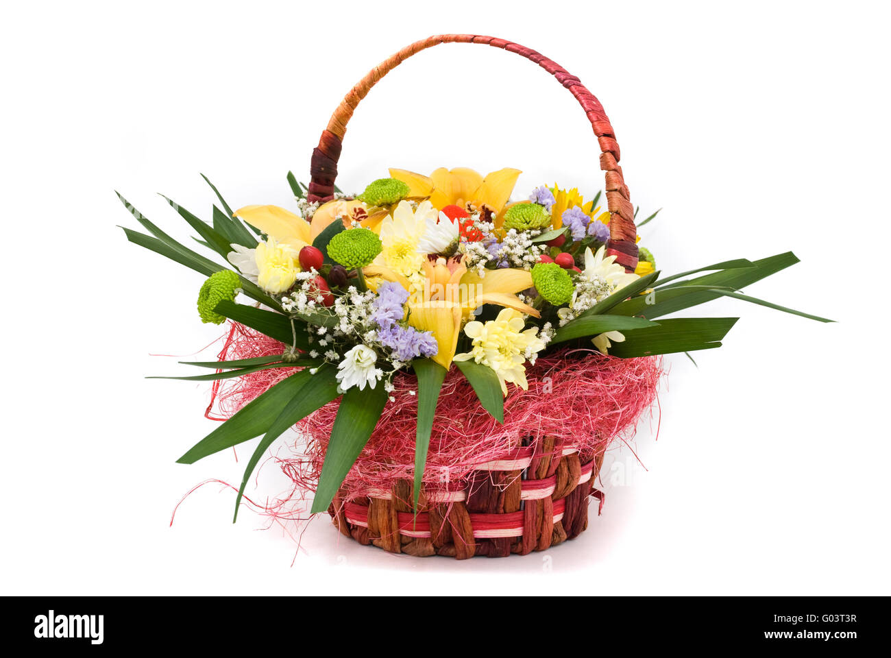 Schöner Blumenstrauß in den Korb auf weißem Hintergrund Stockfoto