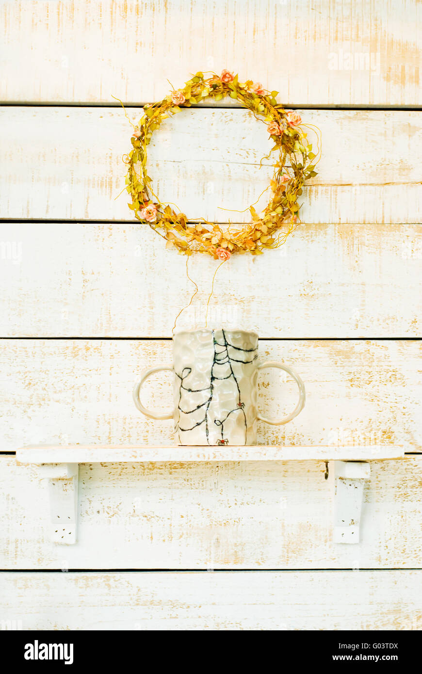 Pflanzen auf weißen raue Holzwand als Dekoration Stockfoto