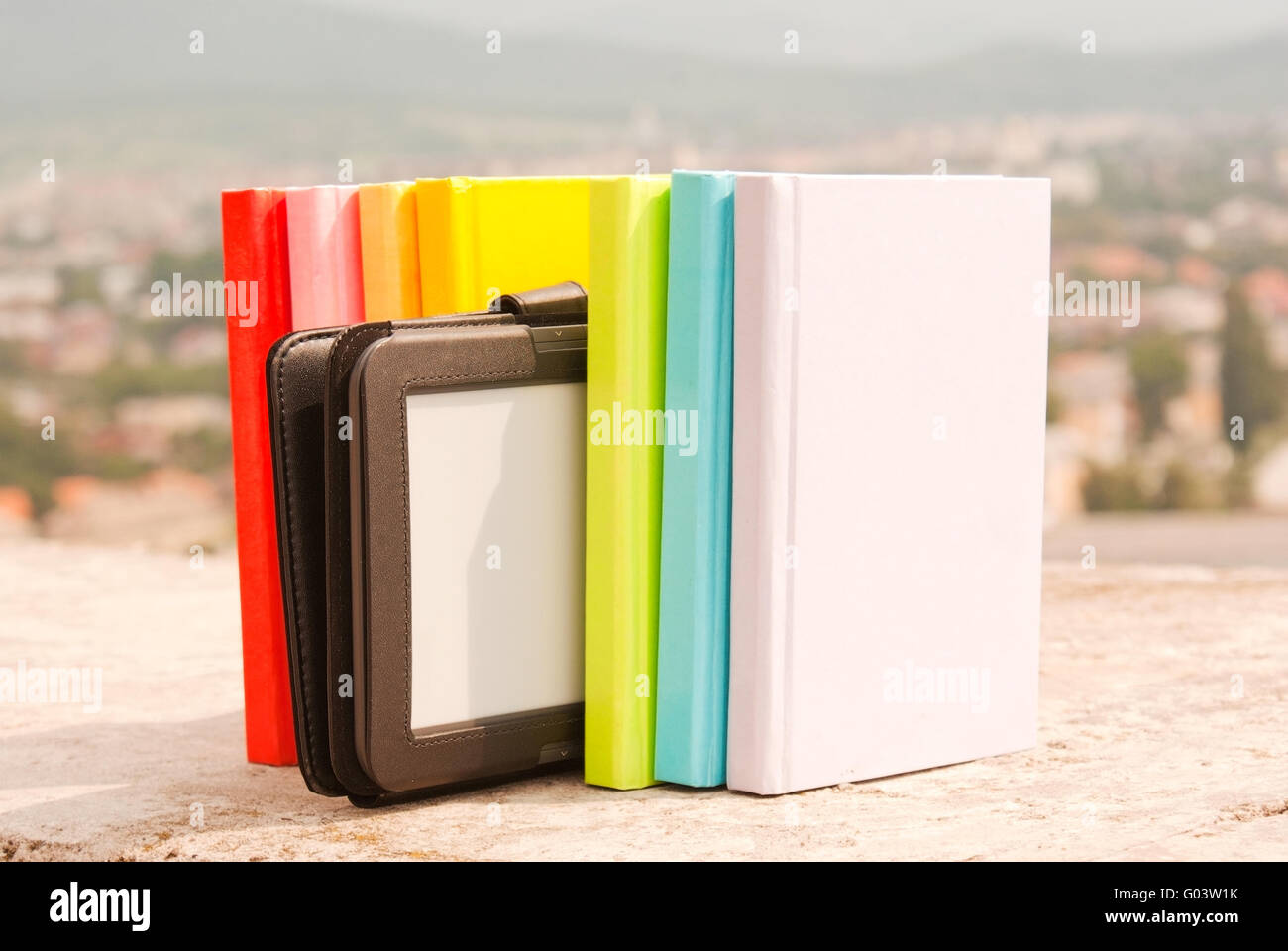 Reihe von bunten Bücher mit e-Book-reader Stockfoto