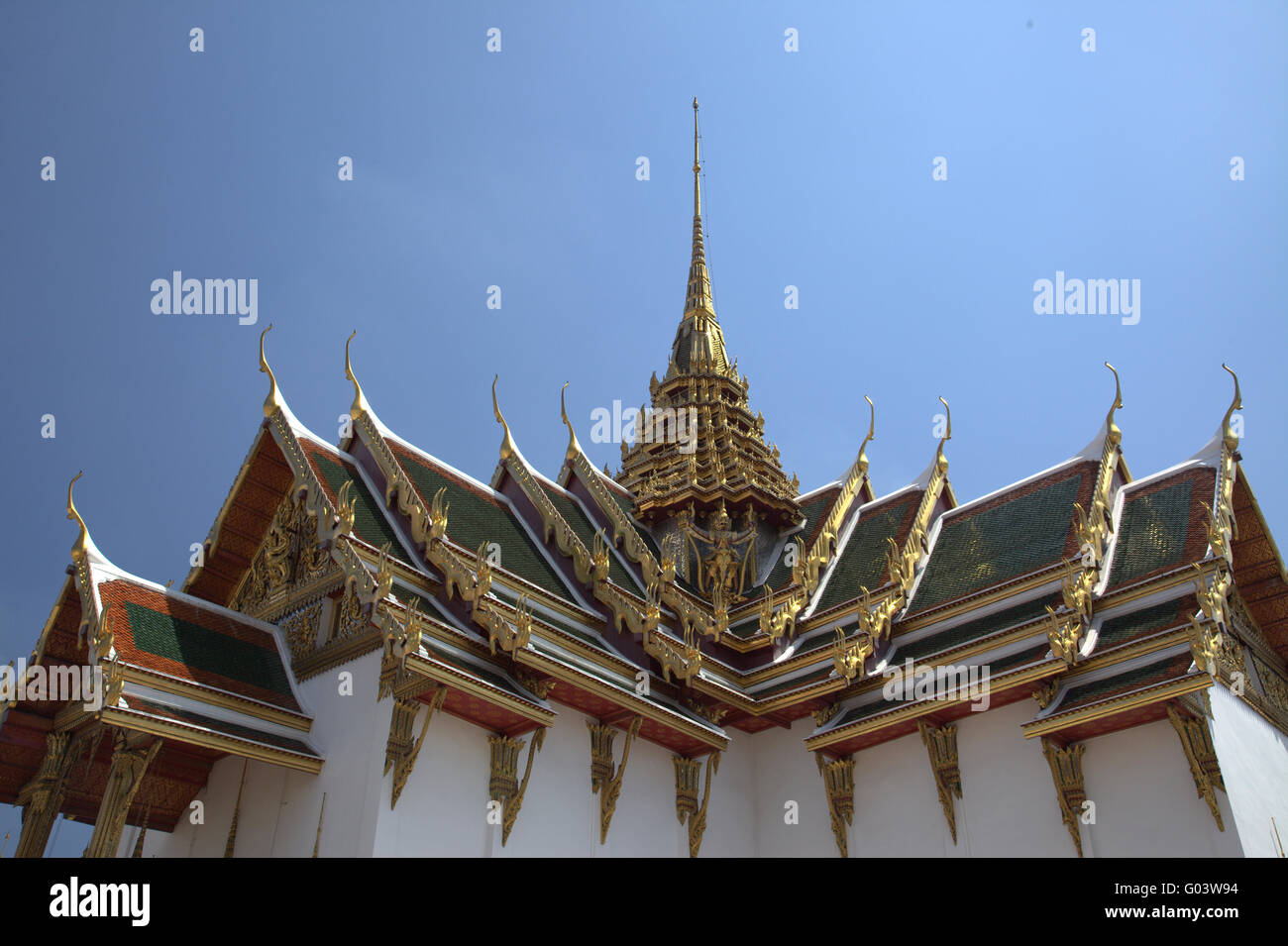 Dach eines Tempels mit Göttern vor blauem Himmel Stockfoto