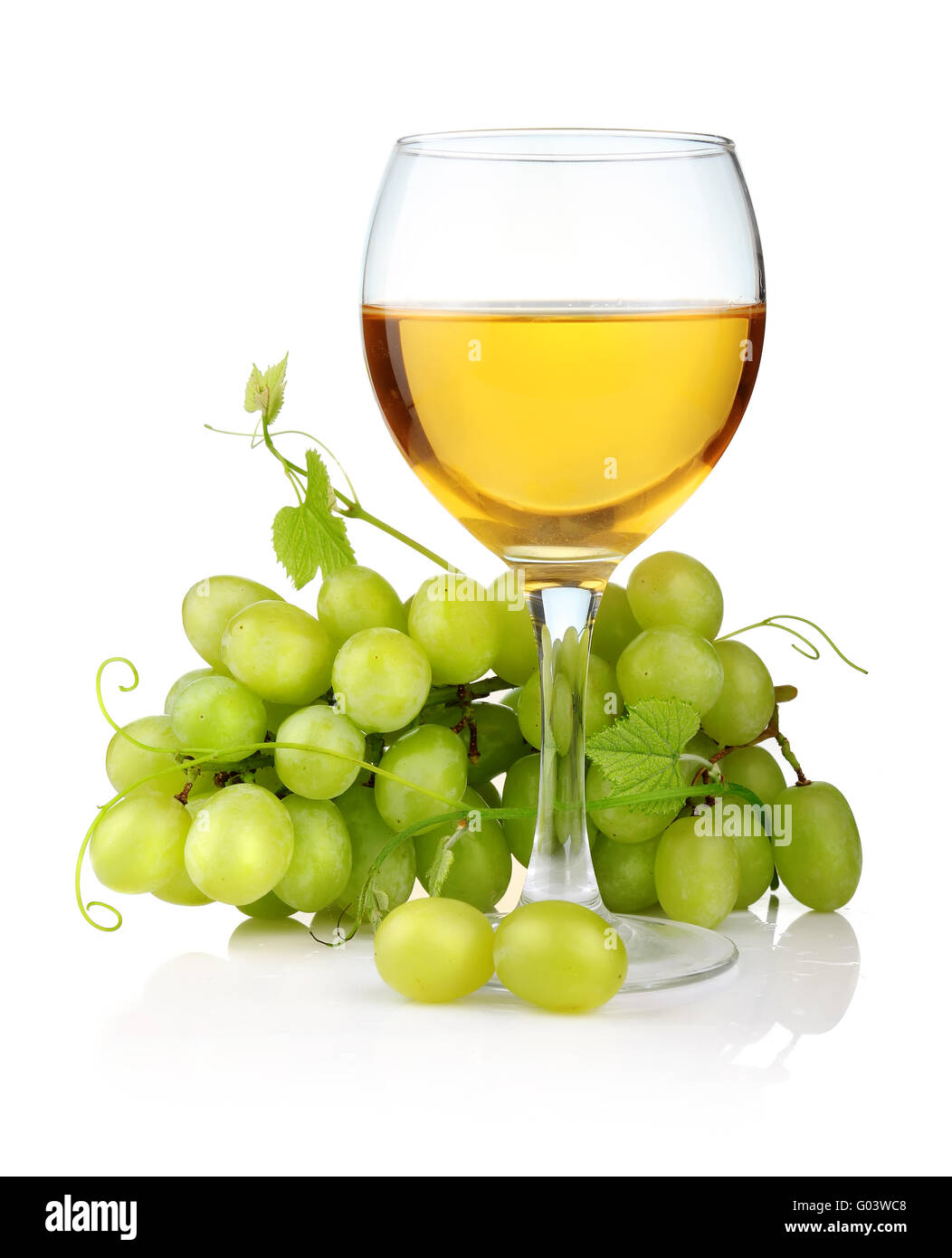 Glas Wein und Traubensaft Zweig isoliert auf weiss Stockfoto