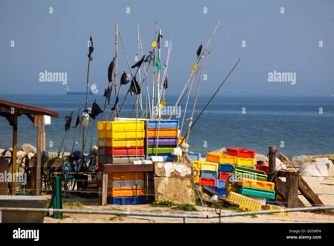 Ausrüstung für die Fischerei mit Farbkästchen am Strand Stockfoto