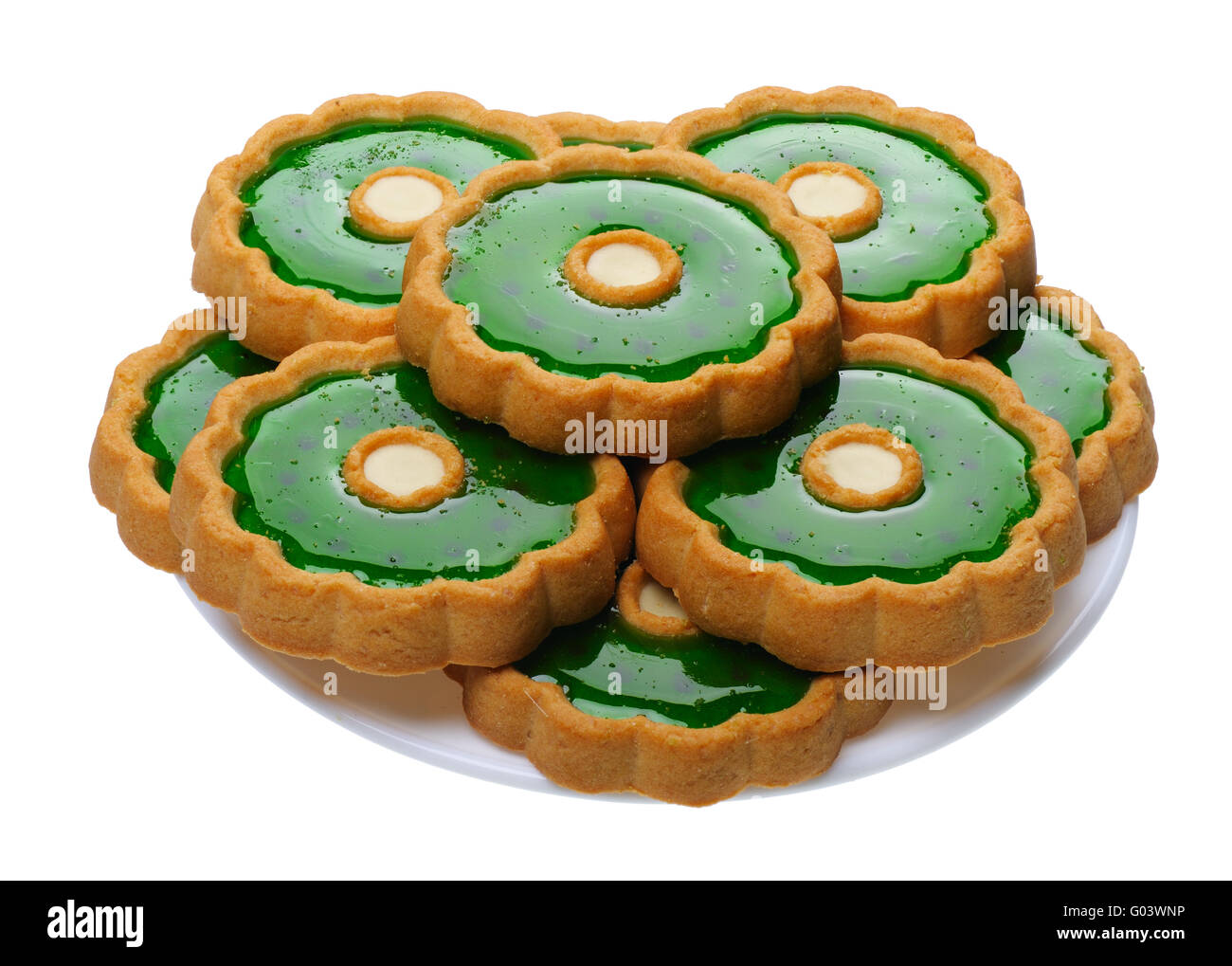 Cookies mit grünen Gelee auf weißen Teller, isoliert Stockfoto