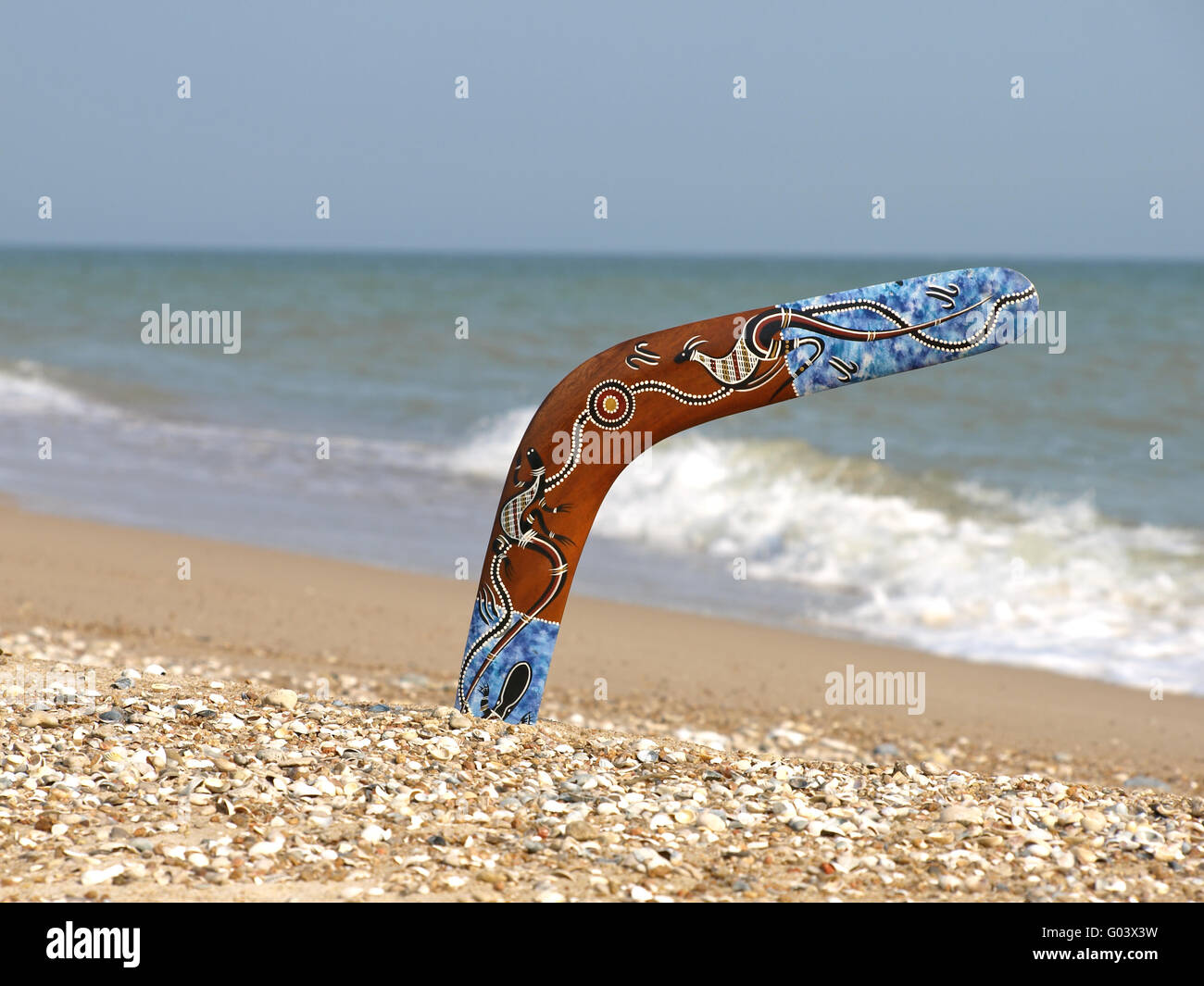 Bumerang auf Sandstrand. Stockfoto