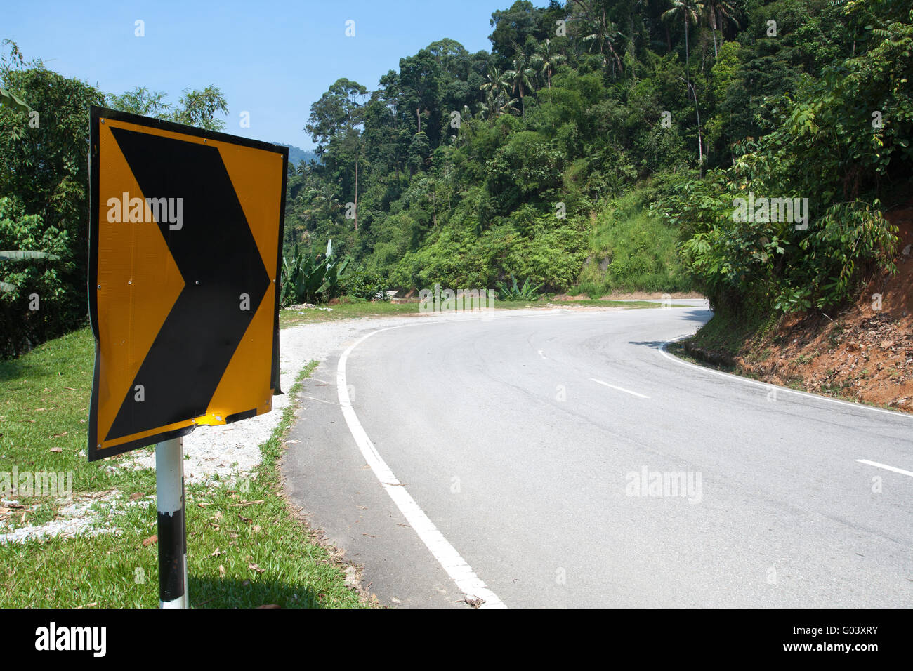 Rechten Pfeil Straßenschild um die der Berg Roa Stockfoto