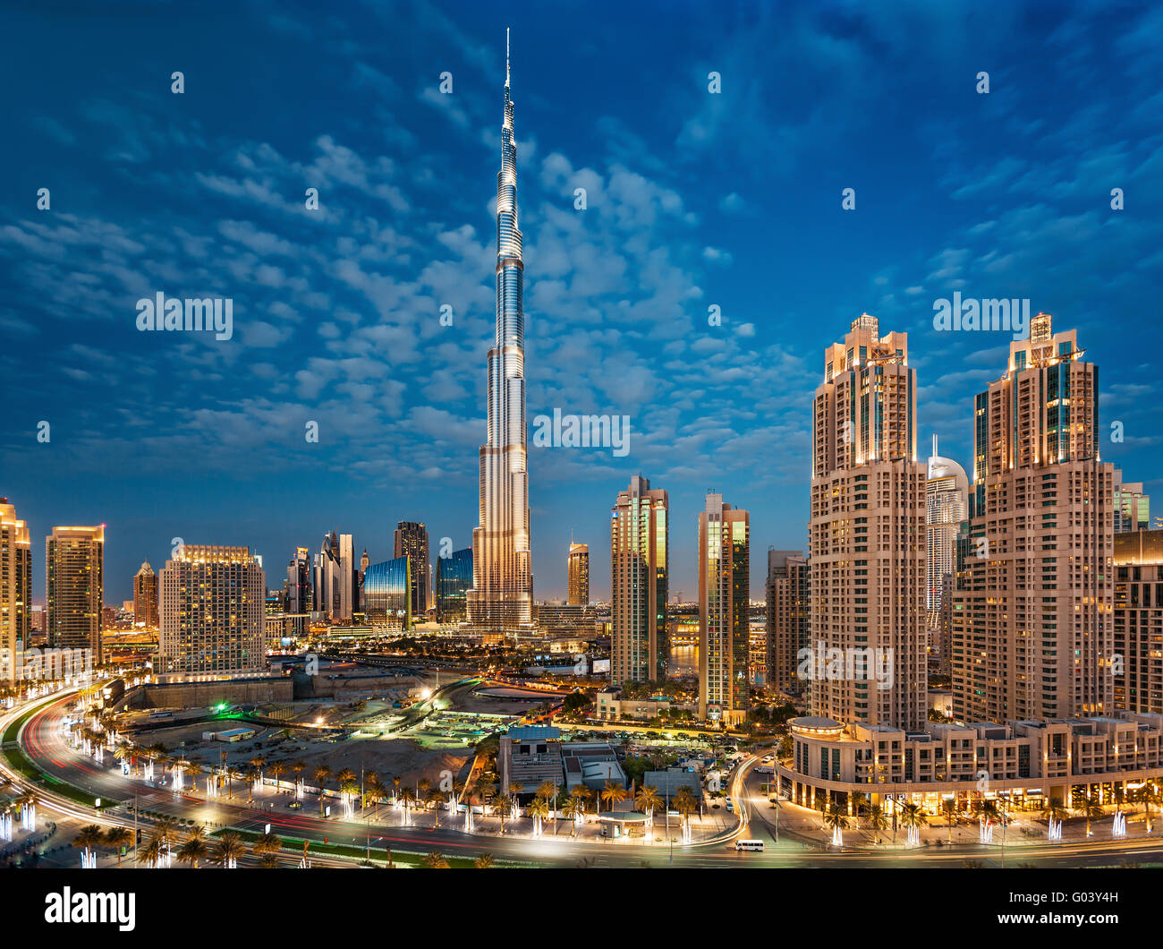 Burj Khalifa zur magischen blauen Stunde in Dubai Stockfoto