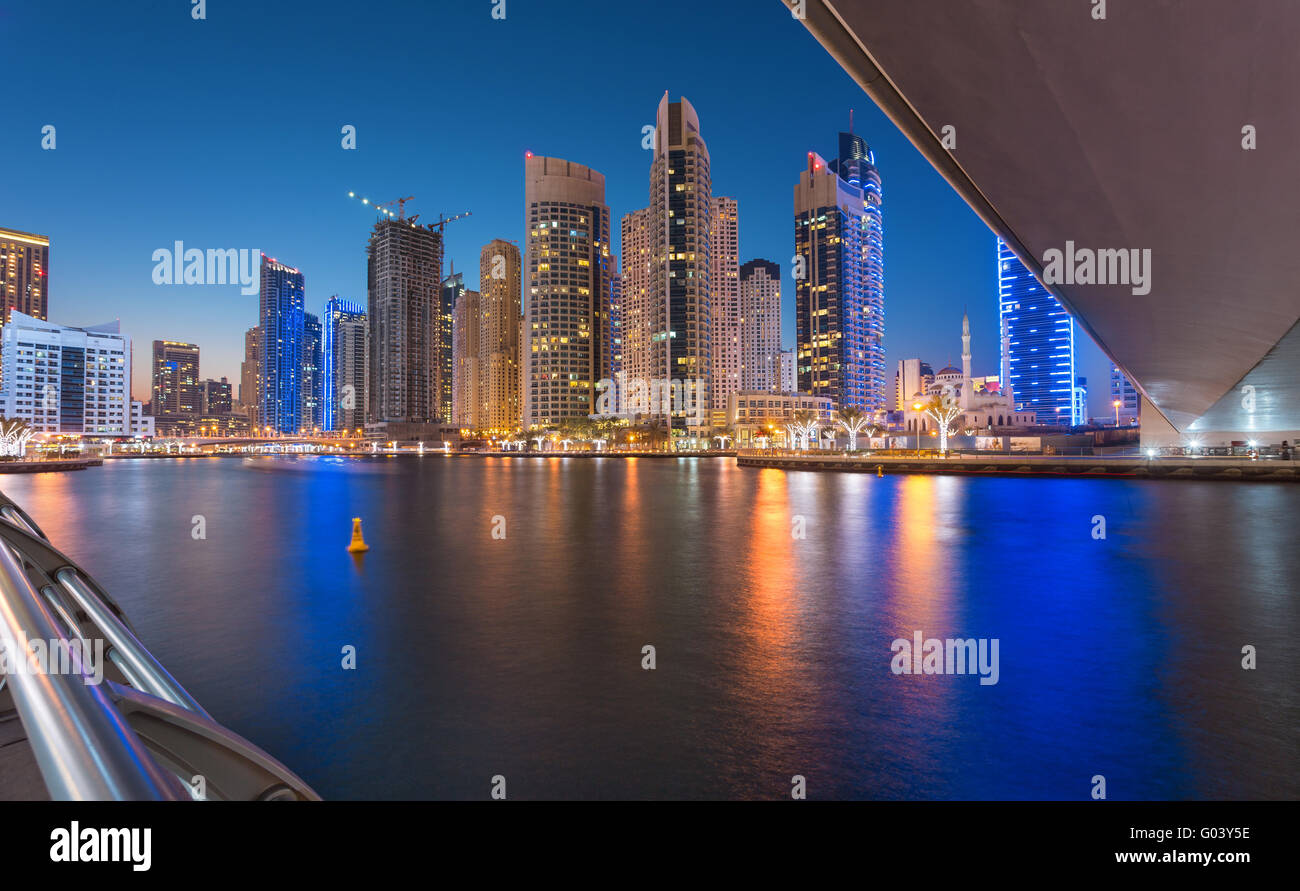 Duba Marina Skyline zur magischen blauen Stunde Stockfoto