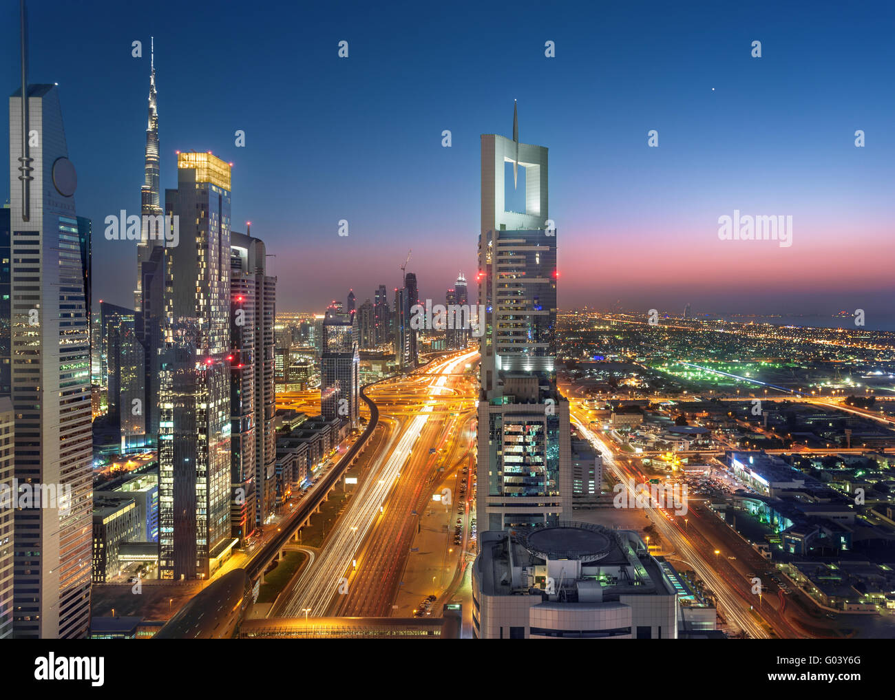Dubai Sheikh Zayed Road bei Sonnenuntergang mit stark befahrenen Straßen Stockfoto