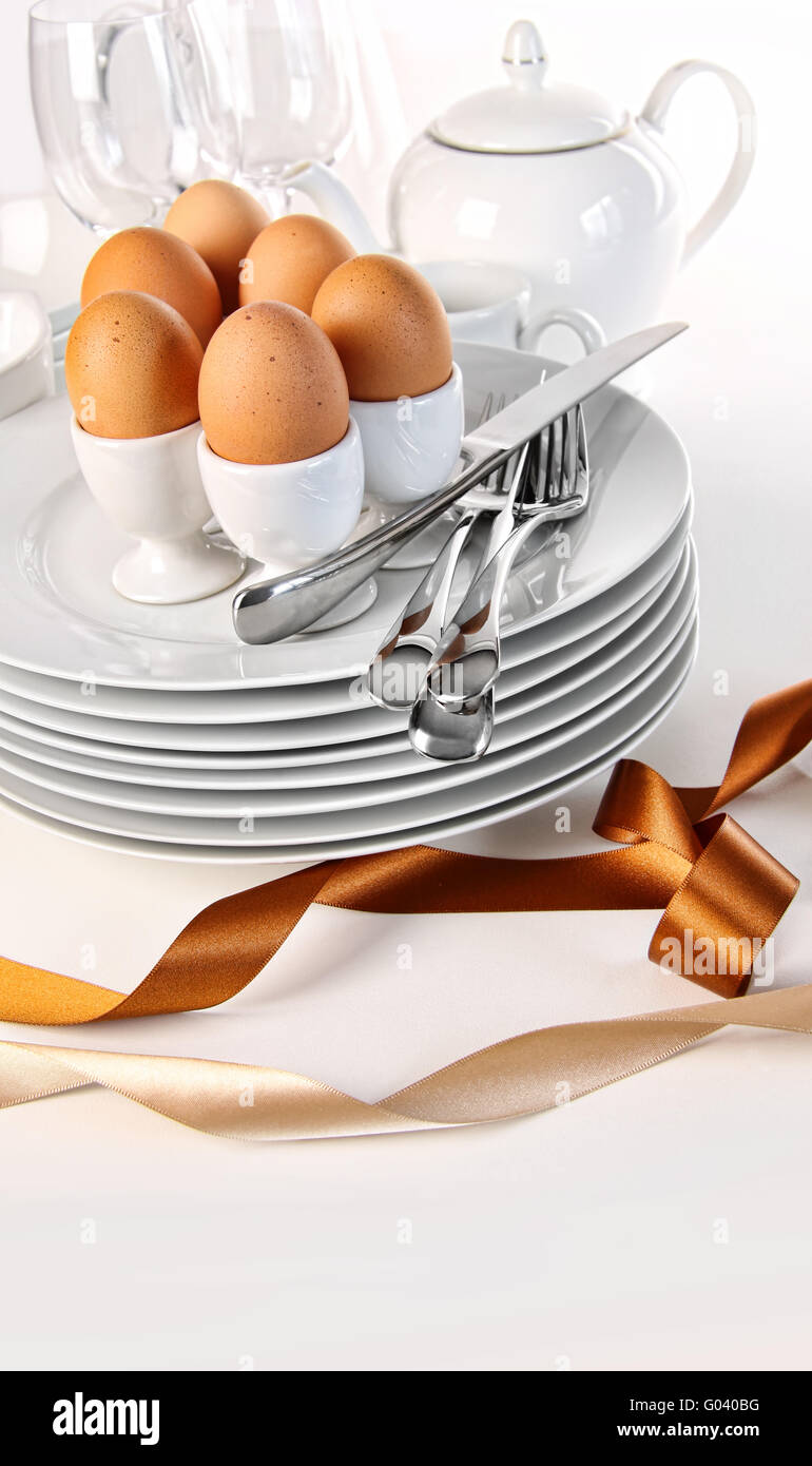 Braunen Eiern mit Platten für Osterfrühstück auf whi Stockfoto