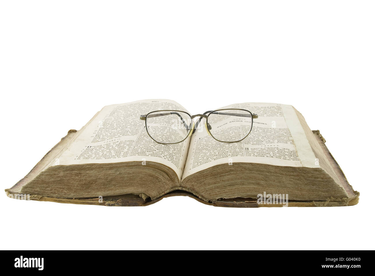 Vintage offenes Buch Bibel offen und Gläser auf sie isoliert auf weiß Stockfoto