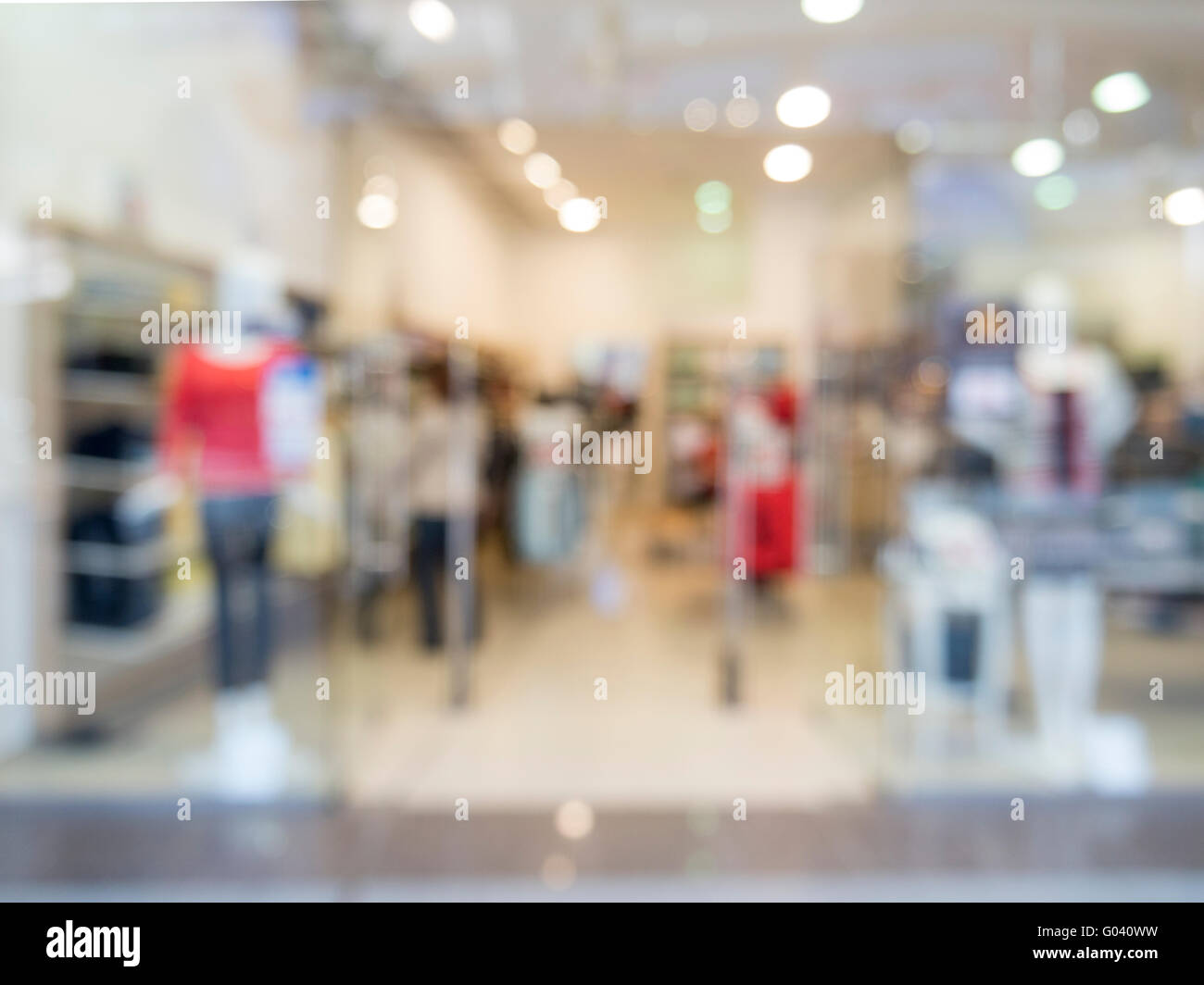 De Bild der Kleid-Shop mit Kunden und gekleidet Schaufensterpuppen zu verwischen oder konzentriert. Stockfoto