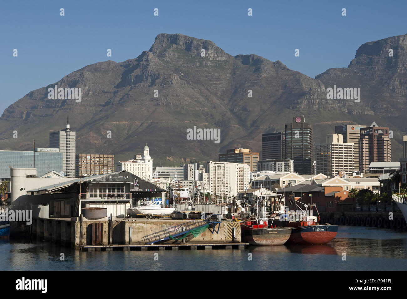 Hafen von Cape Town gegen den Teufel Peak Stockfoto