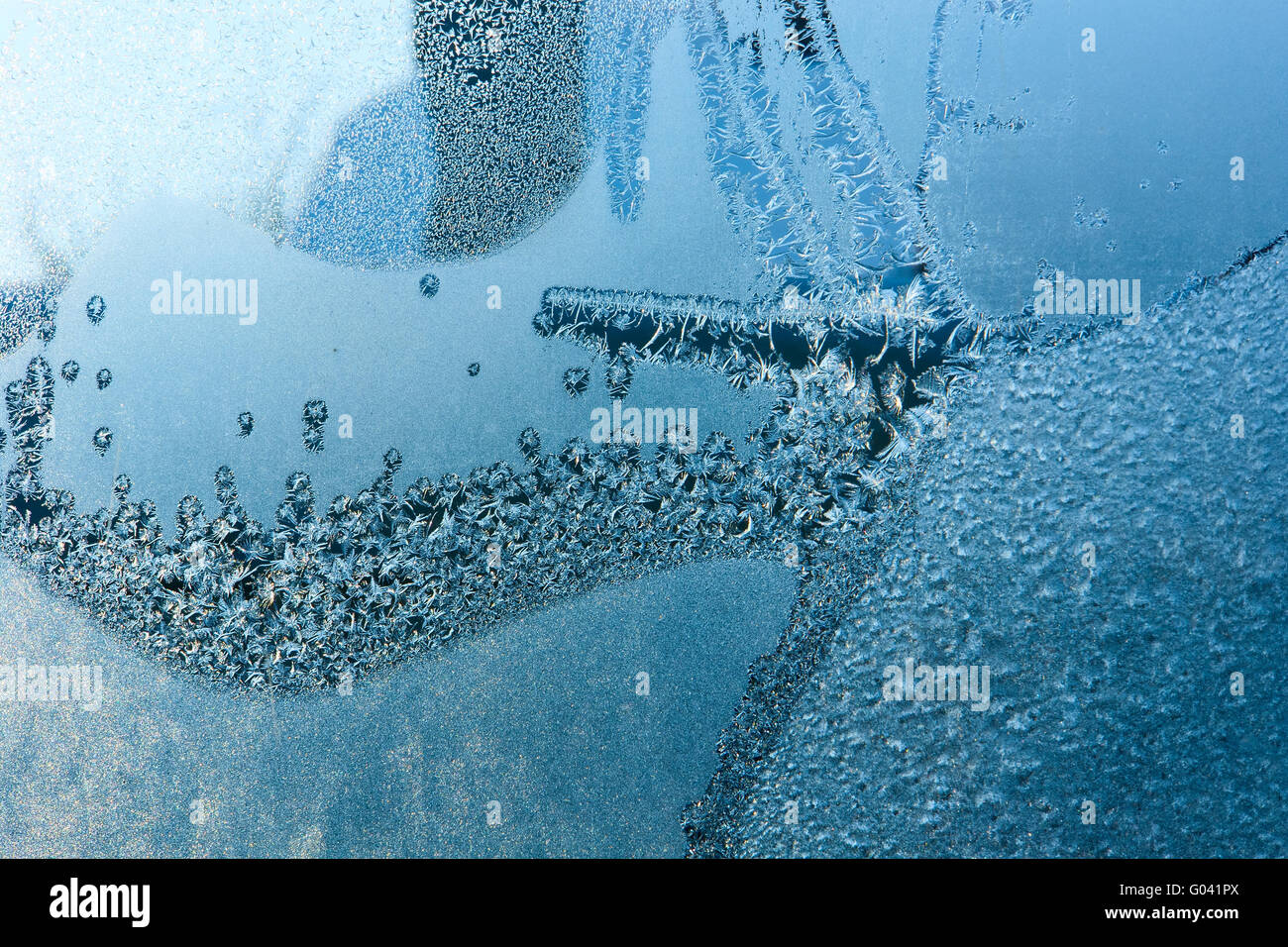 Nahaufnahme des schönen Eisblumen am Fenster Stockfoto