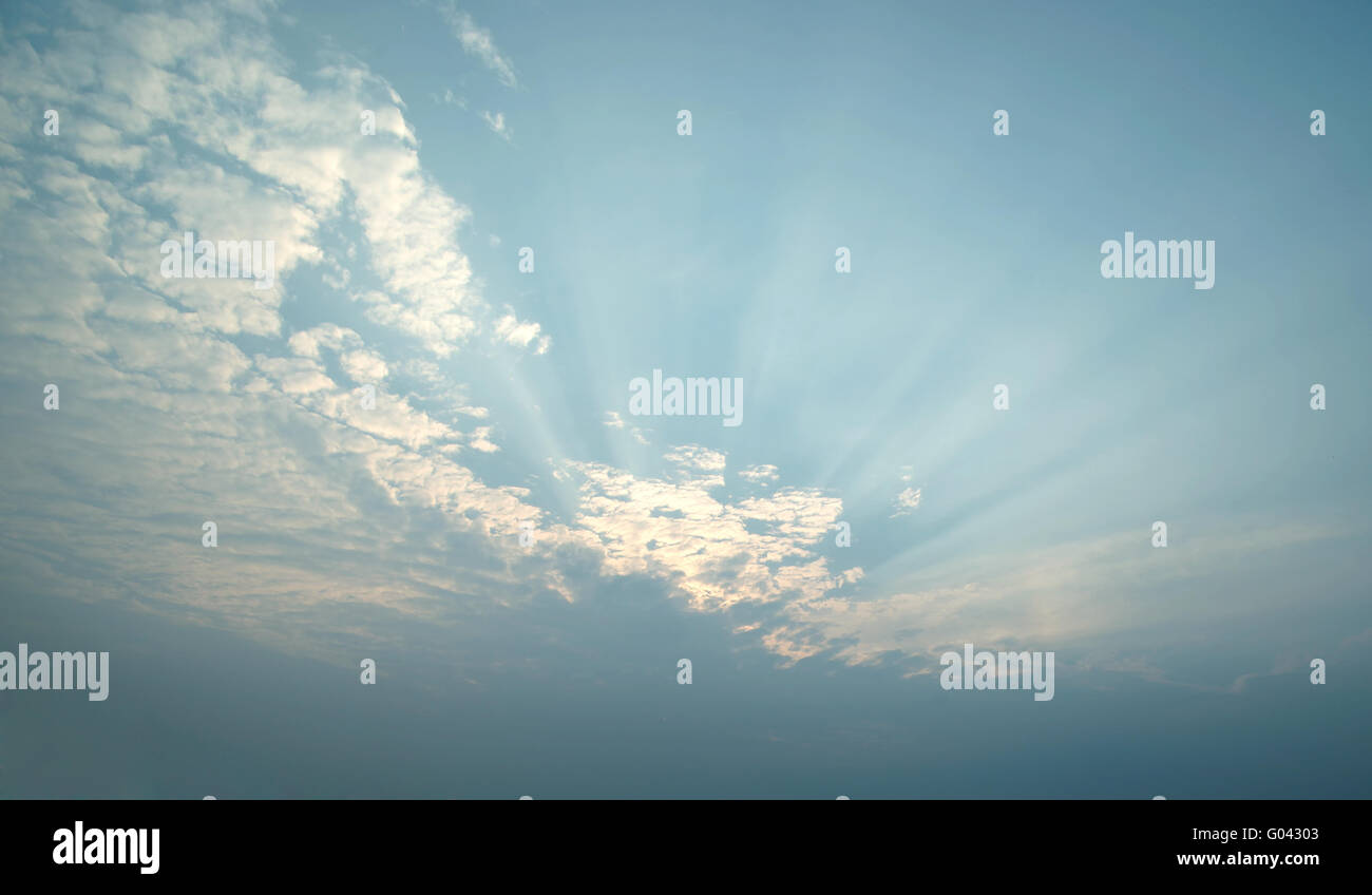schöne Sonnenstrahl auf blauen Himmel als Hintergrund der Natur Stockfoto