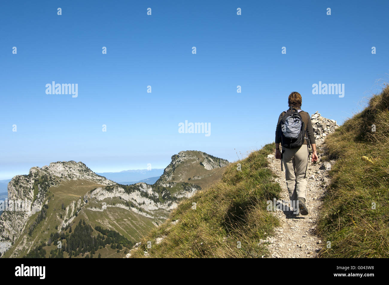 Wanderer auf eine Spur in den Bergen Bornes, Frankreich Stockfoto