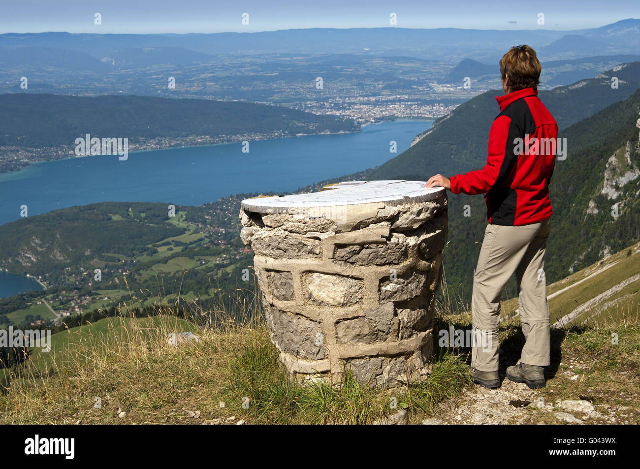 Wanderer auf einer Informationstafel, See von Annecy Stockfoto