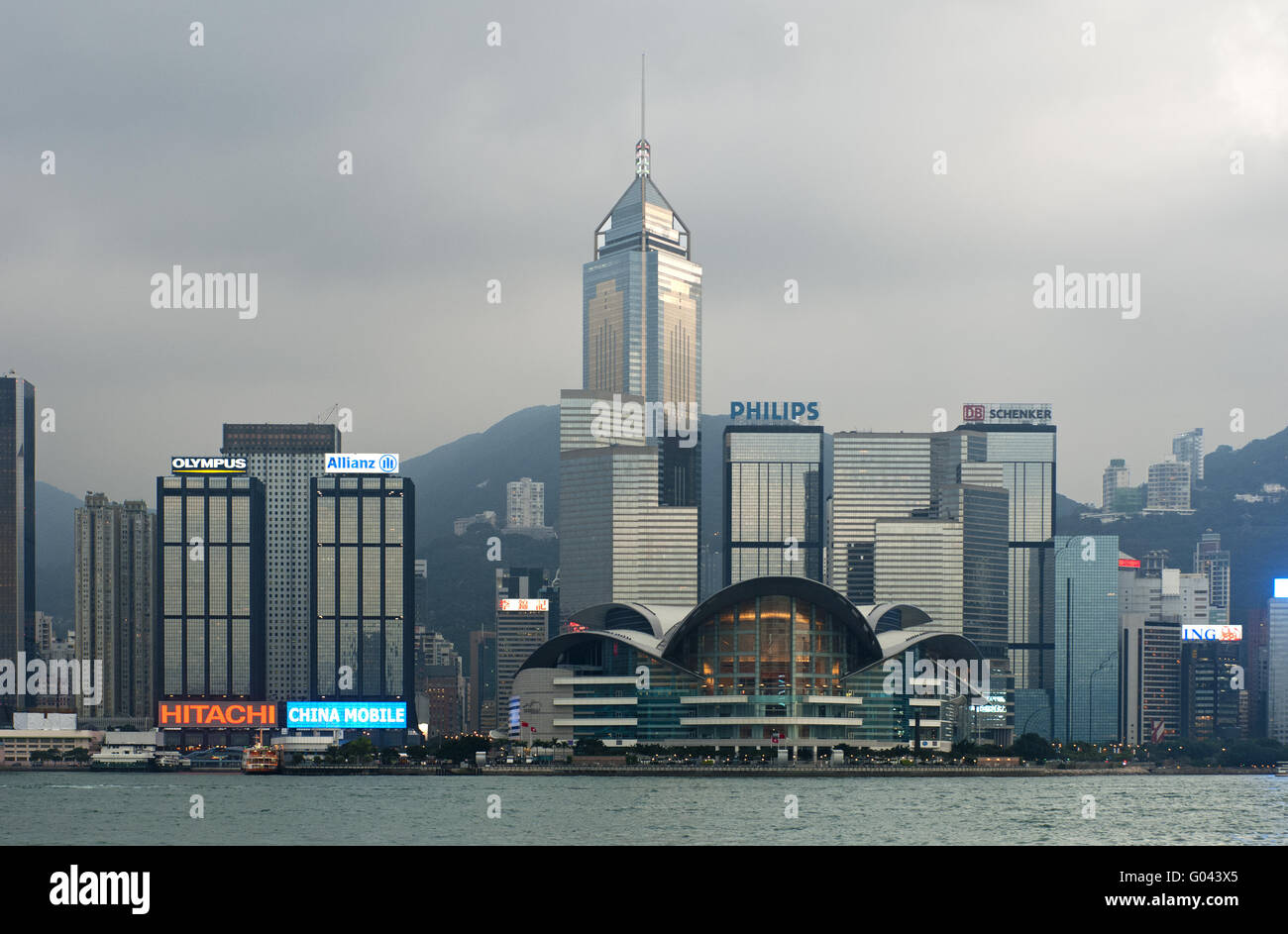 Abend-Schuss der Wolkenkratzer von Hong Kong Stockfoto
