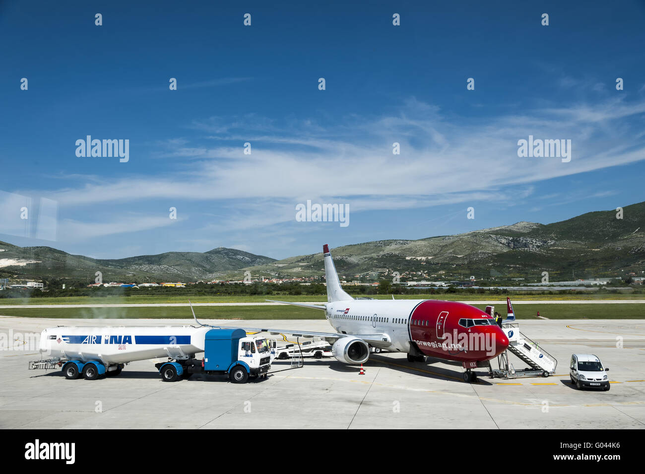 Passagierflugzeug auf dem Flughafen Split mit refue Stockfoto