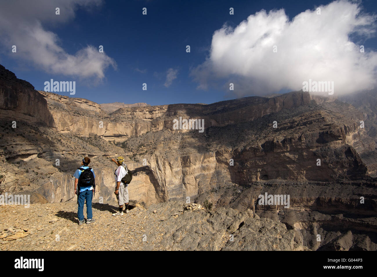 Wanderern stehen an einem Abgrund in den Grand Canyon des Stockfoto