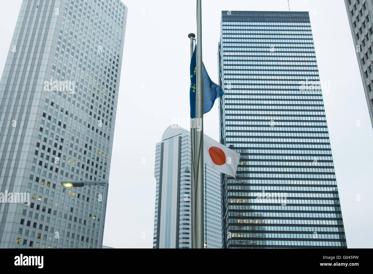 Wolkenkratzer-Bürogebäude und japanischen Staat fl Stockfoto