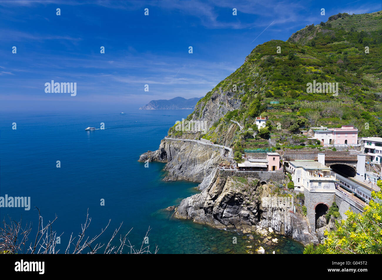 Küste bei Riomaggiore und zum Bahnhof, Cinq Stockfoto